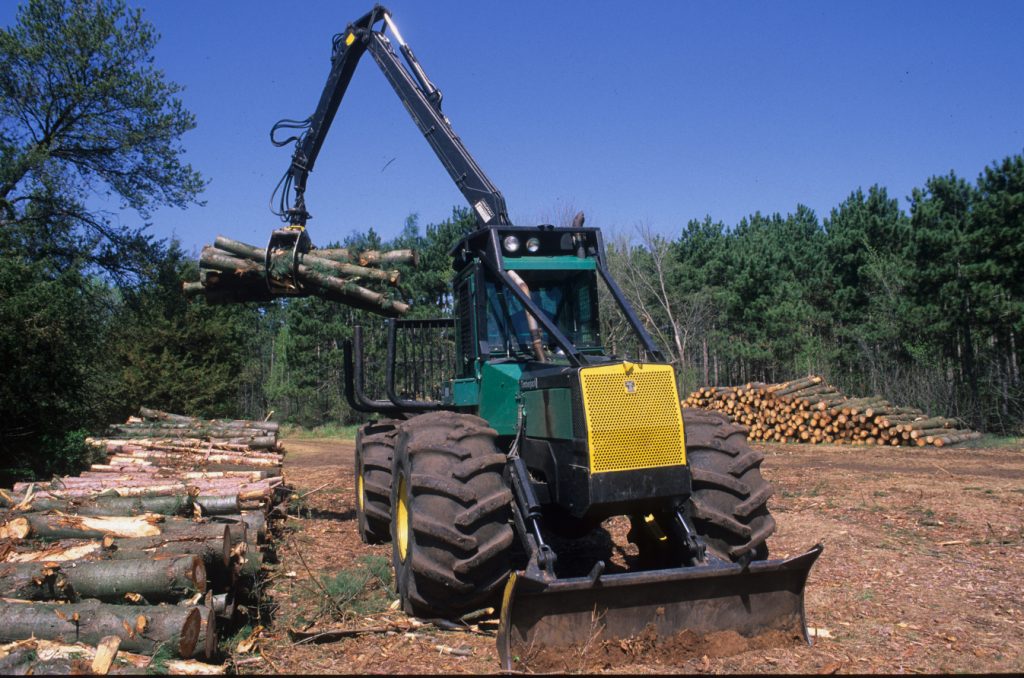 Forwarder offloads shortwood from selective thinning